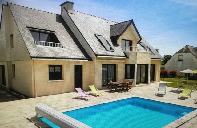 House for 12 persons close to the beach with a warmed up pool