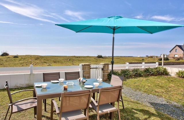 House for 8, sea view and swimming pool, Penmarch