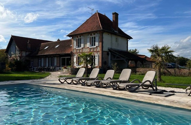 House for 15 people, in the heart of the Sologne, heated swimming pool.
