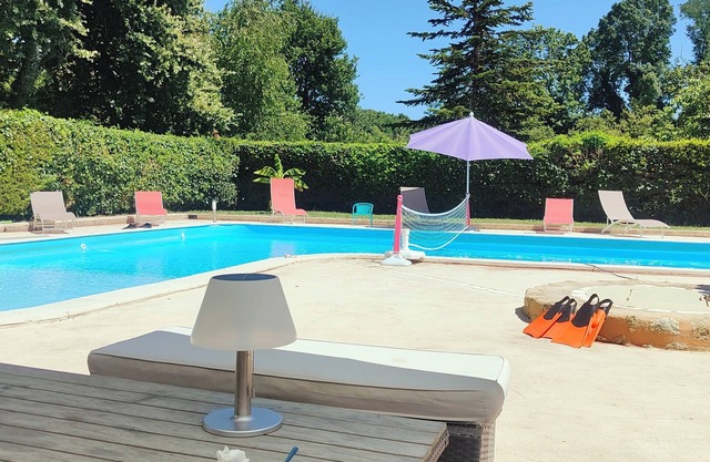 House for rent in the Medoc with a large swimming pool, with family or friends