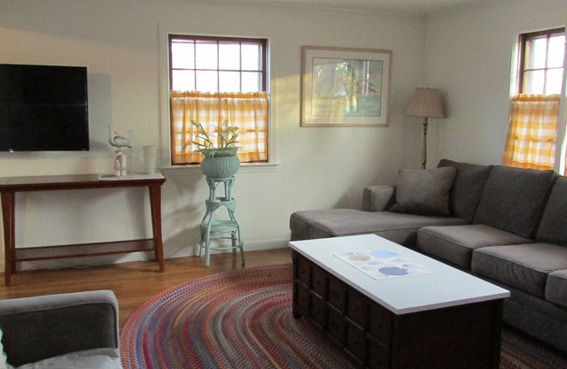 House in Marivista neighborhood, Teaticket. Walk to kayaking on Great Pond.