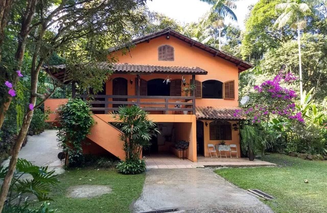 HOUSE IN PENEDO WITH WATERFALL