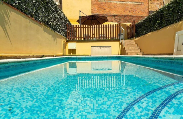 House in the center for 12 with pool 400m from the beach