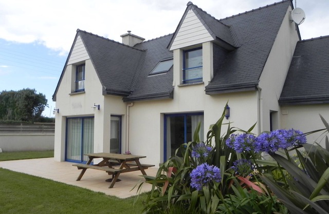 House Ind. recent 100 meters from the sea and sandy beaches, internet