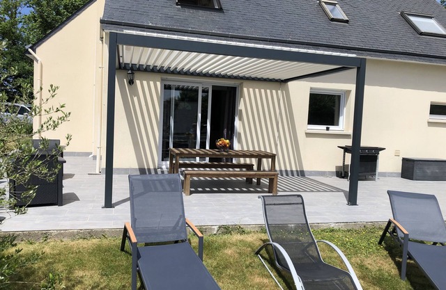 House located between town and country, enclosed garden, quiet, close to beaches