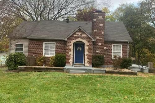 House, Near Downtown with Fenced Back Yard!
