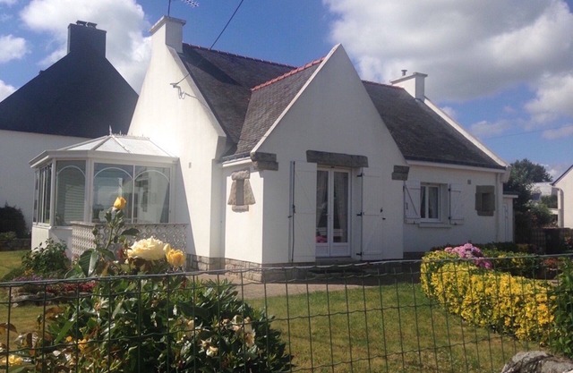 HOUSE ON ONE LEVEL WITH VERANDA, ENCLOSED GARDEN WITH BONO, GULF OF MORBIHAN