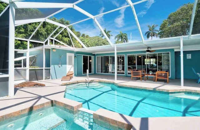 House plus Guest House.*5BD/4BA!* Heated Pool and Hot Tub.minutes to beaches