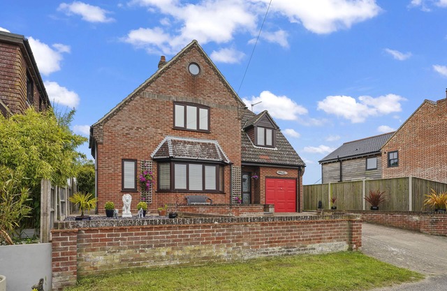 House - Sleeps 6 & Free parking