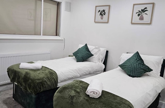 House Sleeps 6 with Free Parking