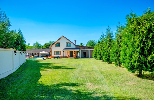 House - Sleeps up to 11, hot tub & free parking