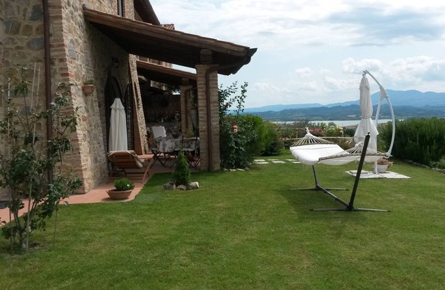 House surrounded by the Tuscan-Umbrian countryside. Lake view. private garden. Pool.