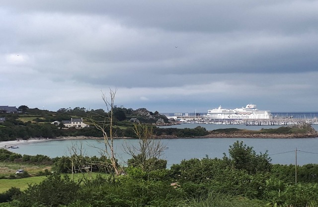 House-villa with large garden sea view available year round