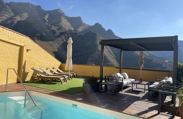 House with heated pool and jacuzzi, groups, families with pets and views.