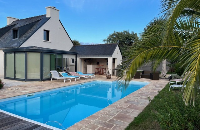 House with swimming pool, sauna, nearby shops and beaches, internet available