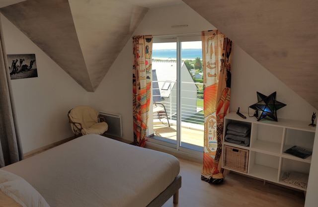 House with a view of the bay of Douarnenez, 400 Meters from Pentrez Beach