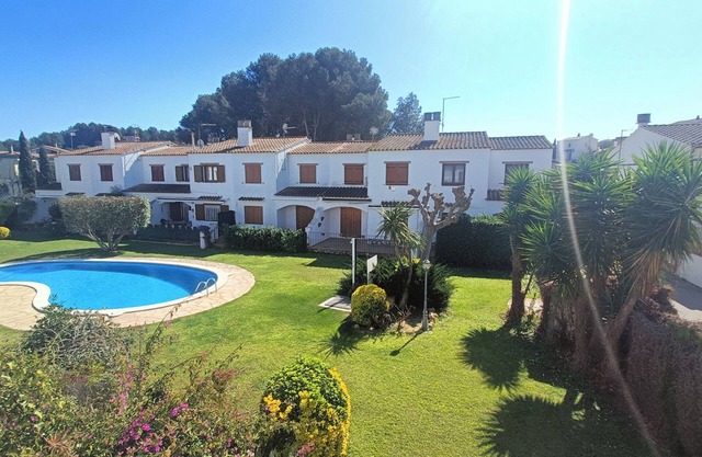 HOUSE WITH COMMUNITY POOL 1KM FROM EMPURIES BEACHES