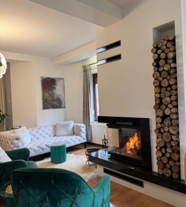 House with Fireplace & Jacuzzi