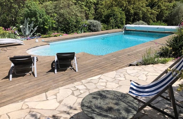 House with garden and XL pool 5 minutes from the center