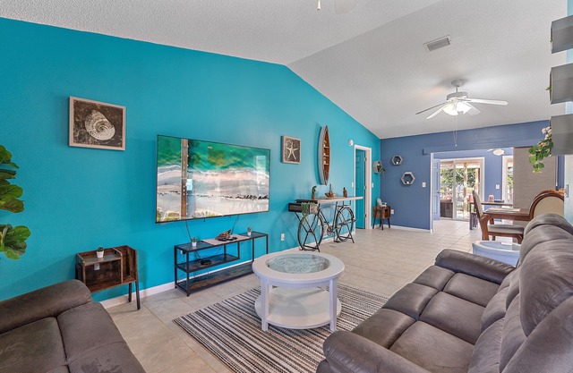 House with outdoor pool and canal with access to the ocean, kayaks, bicycles