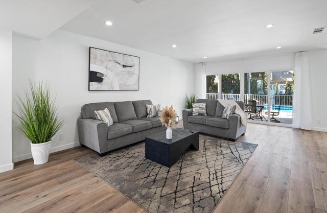 House with pool in prime location - 10 mins to Universal Studio