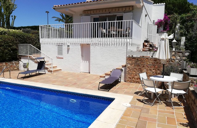 House with pool on the 1st line of the sea