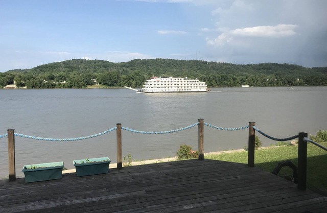 House with private boat dock and beautiful scenic view on the Ohio River