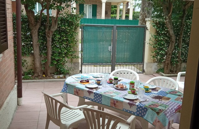 HOUSE WITH PRIVATE ENTRANCE AND GARDEN, CENTRAL LOCATION, CONVENTIONS