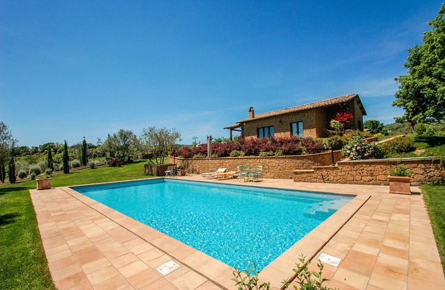 House with private pool, airco & Wi-fi 500m from the Bolsena Lake. Great views!