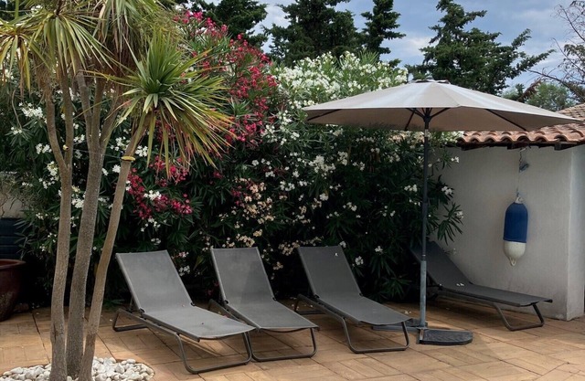 house with swimming pool, in very quite quarter.