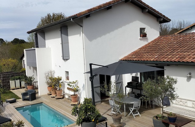House with swimming pool near Bayonne - 10 minutes from the ocean
