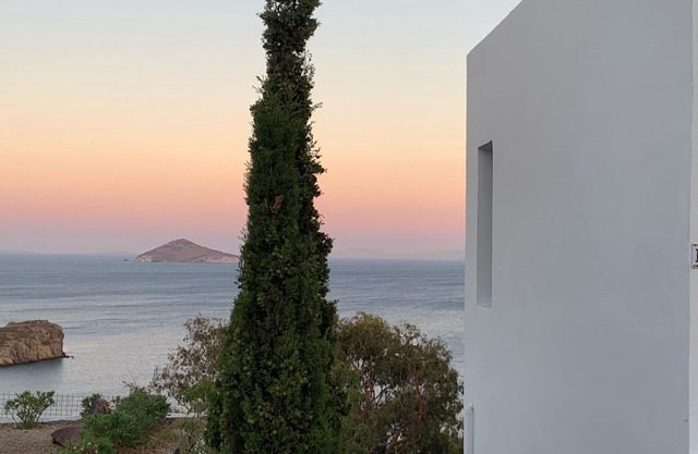 House with two lofts overlooking the sea/house with two lofts is facing the