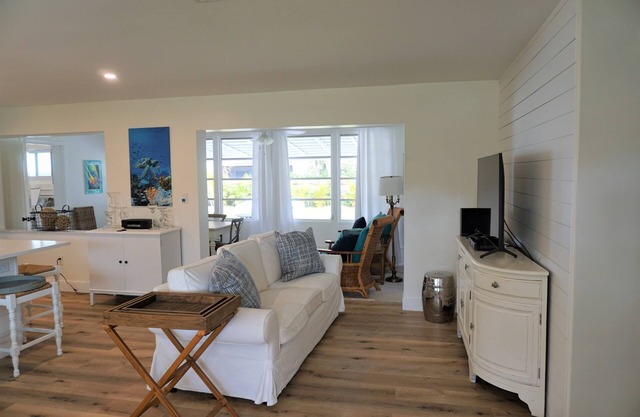 House within minutes to the beach, marina's, and famous Jupiter Lighthouse.