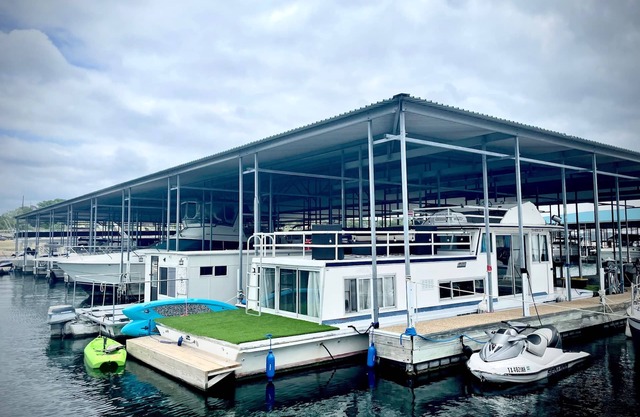Houseboat *Casa Ocaso* on Beautiful Lake Travis