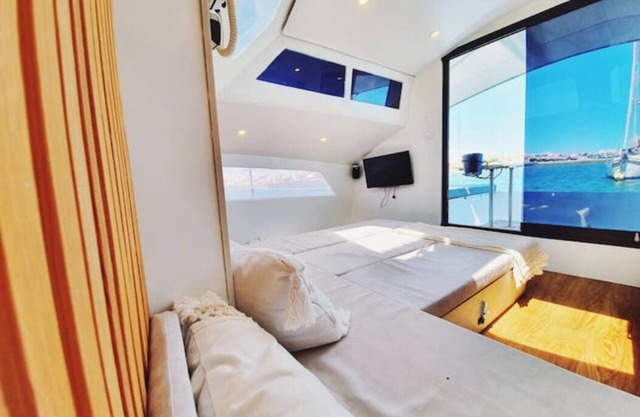 houseboat waterfront sleepandboat