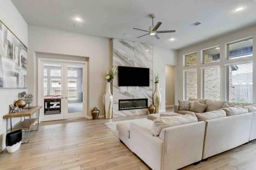 HTX Luxe Vibes w Private Pool & Spa - Perfect 4 Groups & Family