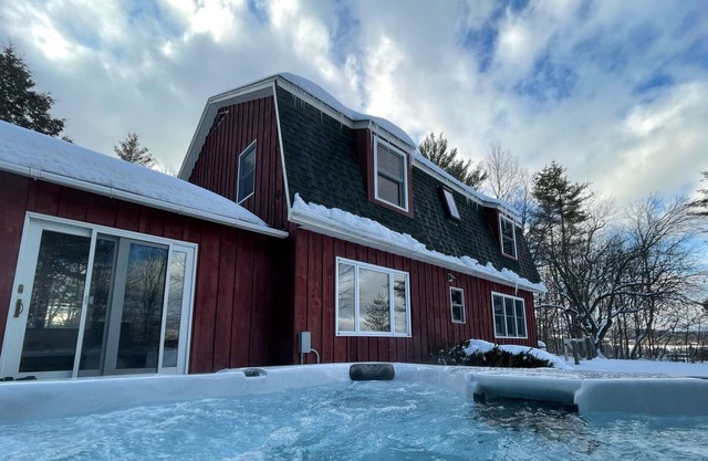 Hudson's Haus: 20 min to Stowe Mountain w/fireplace, hot tub, entertainment room