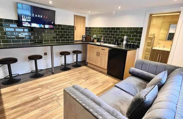 Huge 3 Bed Apartment City Center - Sleeps 11