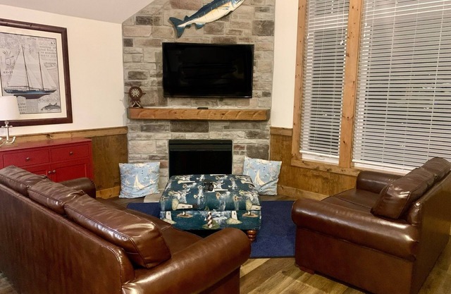 Huge 4-bedroom cottage at Stormy Point. Near attractions. Family Friendly.