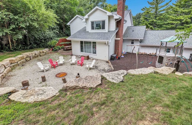 Huge 5 bedroom home close to everything!