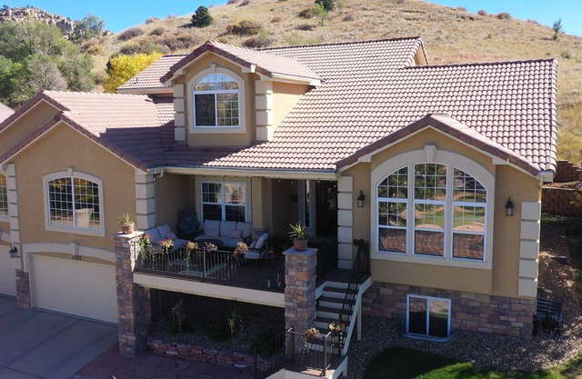 Huge 6 Bedroom House (4 Beds). Luxury Master Suite. Close to town, USAFA, Hiking