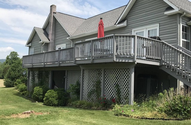 Huge deck, grill, stunning mountain views. EV charging station available.