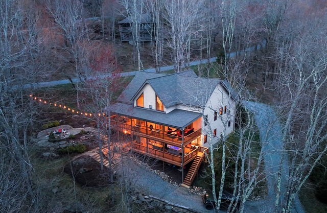 Huge Decks, Hot Tub, Fire Pit & Dog Friendly. Close to Boone and Banner Elk.