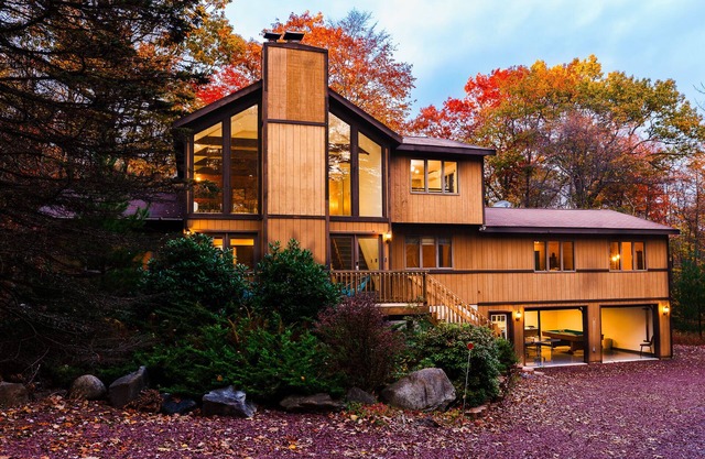 Huge Dining Table, Full Game Room, Barrel Sauna, 3,000 sqft, Firepit, Secluded