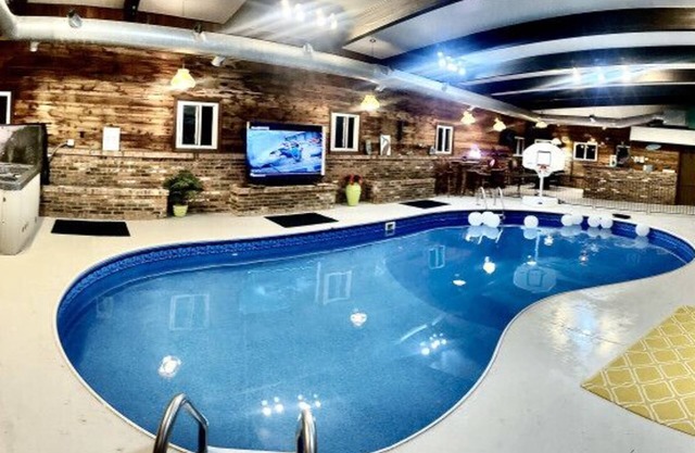 Huge Estate Property w/indoor pool, sauna, hot tub, sleeps up to 28 Weddings!