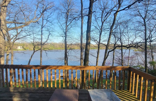 Huge Fall/Winter Lake House! On the Water! Sleeps 12. 5BR/4BA. Hot Tub & more!