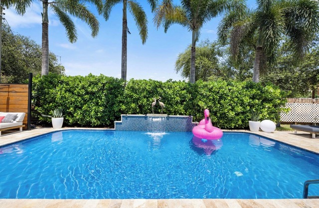 Huge Heated Pool! HotTub,Fire Pit,Ice Bath,Putting Green,N64,5 Mins to the Beach