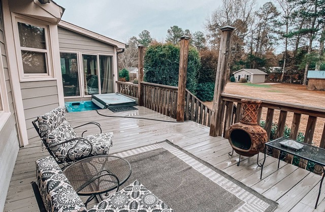 Huge Home, Fire Pit, Hot Tub, New Weber Grill, 2 min from Kroger, 2 Living rooms