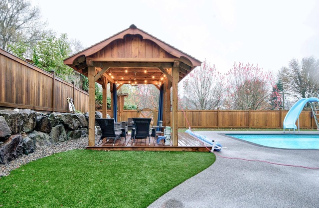 Huge house sleeps 22 w/ pool, hotub, karaoke, pool table