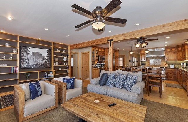 HUGE LAKE LODGE-6BD,4BATH, 5 KING BEDROOMS! LAKE VIEWS-WEEKLY DISCOUNTS! #5709